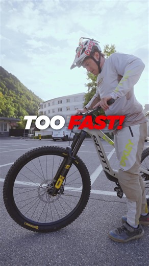One setting is probably ruining your suspension feel 😵 Rebound too fast? Your front wheel bounces and feels sketchy. Too slow? Your fork can't recover in time for the next hit. Most riders never dial this in properly. 💪 Get it right and your bike will feel smoother, faster and way more controlled. 🚀 Follow @senders_academy for more suspension setup tips! 🤘 #mtb #downhillmtb #freeridemtb #mtbsuspension #mtbtips