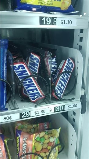 snickers chocolate in vending machine