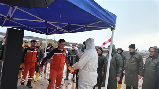 AFAD olarak #2025 yılında, Devletimizin gücü, aziz Milletimizin desteğiyle afetlere karşı mücadele süreçlerinde risk azaltmadan müdahaleye, iyileştirmeden insani yardım çalışmalarına kadar pek çok alanda durmadan çalıştık, milletimizin yanında ve hizmetinde olduk. Sayın Cumhurbaşkanımızın riyasetlerinde, İçişleri Bakanlığı AFAD Başkanlığı, AFAD ailesi olarak 2026 yılında da “İnsanımız için ülkemizde, insanlık için sınırlarımızın ötesinde” anlayışı doğrultusunda, kamu kurum ve kuruluşlarımız, siv