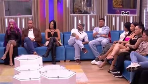 Hace exactamente un año, Melissa Gate era sacada de la casa rumbo a Telemundo, y al mismo tiempo allá, Manelyk González recibía la noticia de su intercambio hacia Colombia. #LaCasaDeLosFamososCol3