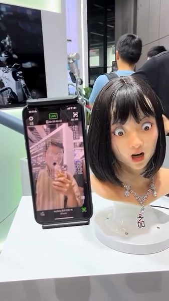 😲 Real-time Facial Mirroring! 🤖 Meet the next generation of humanoid robots that can copy your every expression! Just look 👀 at how this robot mirrors the man’s exact face on his phone 📲! Imagine a world where robots don’t just follow commands but can also understand and reflect human emotions! 🧠💬 Could this be the key to the future of emotional AI? 🤔 🤖 What would YOU want your robot to mirror? Would it mimic your smile 😊 or your poker face 🃏? Let us know in the comments! ⬇️👇 1. Did y