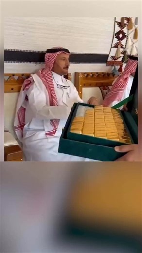 A lavish wedding in Saudi Arabia has gone viral after guests were seen receiving gleaming yellow “bars” that many online claimed were 24-carat gold. The 33-second clip shows a man circulating among seated attendees with a box of what appear to be gold biscuits, reportedly presented by the bride’s brother to members of the groom’s family, a gesture that quickly set social media abuzz. While some viewers hailed the moment as a symbol of Gulf opulence and traditional generosity, others questioned w