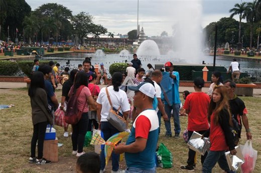 EXPLAINER: Who are the middle class in the Philippines amid the rising prices?
