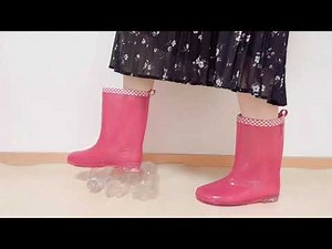 家にあるペットボトルを長靴で踏み潰して小さくする