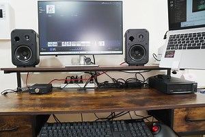 机を買ったので“ガチでデスクトップオーディオ”やってみた。JBLスピーカーで音楽もアニメも