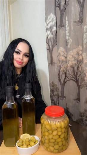 C E M R E B Ü R Ü C Ü on Instagram: "🫒 Doğanın en saf lezzeti soframda! Yörem Ayvalık Zeytinyağı, Ayvalık’ın bereketli topraklarında yetişen zeytinlerden, geleneksel yöntemlerle elde ediliyor. Kokusu, rengi ve lezzetiyle gerçekten farkını hissettiriyor ✨ ✔️ Soğuk sıkım ✔️ Doğal ve katkısız ✔️ Salatalara, kahvaltılara ve sıcak yemeklere eşsiz aroma Sağlıklı beslenmeyi sevenler için sofraların vazgeçilmezi 🫒💚 Ben çok sevdim! Cemre500 Kodunu Gir İndirimi Ve Bu Lezzetleri Kaçırma 🤍 https://ww