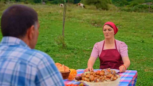 How to cook a whole lamb effortlessly with juicy potatoes