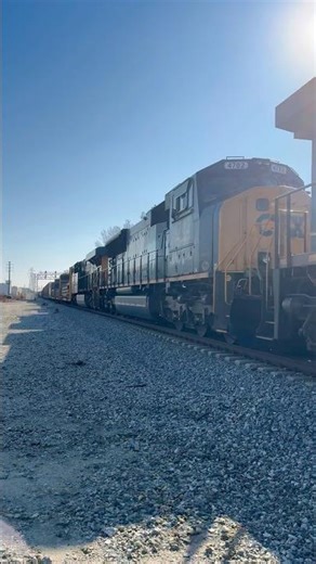 Flared SD70MAC On CSX Train!