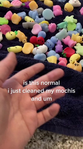 is this normal??? umm #crazyaaronthinkingputty #puttypeople #mochis #mochi #mochisquishies #isthisnormal #ummmm