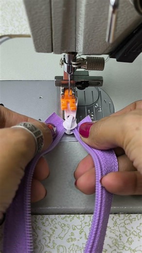 A very easy way to install the Zipper slider #sewingtipsandtricksforbeginner#easysewing #sewinghacks