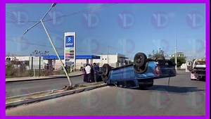 🚨#AccidentesYD🚨 Se volteó y huyó pero mandó al marido a dar la cara Nadie sabe cómo es que perdió el control de su camioneta Ranger con placas YR-5829-C, pero una dama terminó completamente volcada entrando a la ciudad. La señora se acababa de incorporar a la avenida Yucatán, estaba a una 30 metros del periférico de Mérida, cuando perdió el control, se subió al camellón, chocó con un poste de alumbrado público y quedó completamente volcada. Testigos señalaron que vieron a la mujer bajarse de l