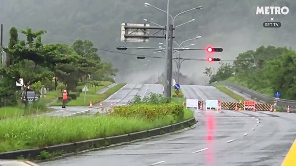 Floodwater from Typhoon Ragasa smashes away bridge in Taiwan