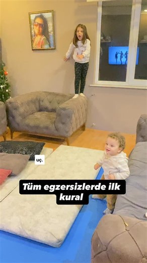 Fit Baba on Instagram: "Çocuk hareket ederken aslında küçük bir yaşam simülasyonu yapıyor. Takla atıyor, tırmanıyor, koşuyor ve evet… bazen yerle tanışıyor. İşte burada üçlü bir süper ekip devreye giriyor: denge, engram ve mobilite-esneklik 🧠🦶 Denge, çocuğun vücudunu uzayda nerede olduğunu fark etmesini sağlar. Beyin ile kaslar arasındaki hızlı iletişim sayesinde düşeceğini anladığı anda refleks üretir. Bu da “tam yüzüstü” yerine “kontrollü yuvarlanma” demektir. Engram, yani hareket hafızası, 