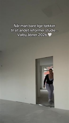 4.1K views · 14 reactions | Lige et smut forbi vores næste Sanse Space – denne gang i Valby  Det føles stadig helt uvirkeligt at sige “studie nummer to”, men drømmen vokser, og arbejdet bag kulisserne er i fuld gang. Her åbner vi dørene i 2026 – med samme ro, æstetik og energi som på Frederiksberg… bare i en ny bydel 懶 | Sanse Space | Facebook
