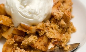 Crumble aux pommes pour 7 personnes - Recettes - Elle à Table
