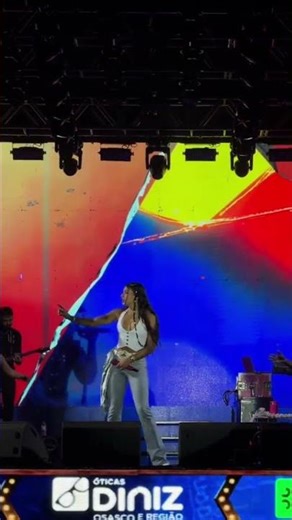 Ana Castelo fulfills fan request.