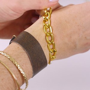 Transform your hair elastics into simple bracelets! | Crafty