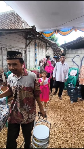 BLUSUKAN BLORA on Instagram: "Yang tidak paham pasti takut melihat ini, pas tradisi sepasaran manten ada yang MIKUL kayak keranda mayat, malah jumlahnya ada 2 pikulan lur... Opo iku isine ya lur? Neng gonmu iseh usum ngunu ku pora? Kok sampai ada 2 ?"