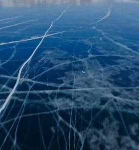 O fenômeno do “lago respirando” no Lago Baikal é real — e fascinante. O som assustador que se ouve vem do movimento do gelo, especialmente durante as mudanças de temperatura. O que causa esses sons? Durante o inverno, o Lago Baikal, na Sibéria, congela com uma camada de gelo que pode ultrapassar 1 metro de espessura. Apesar disso, ele continua sendo um corpo d’água dinâmico por baixo da superfície. Quando há variações de temperatura — como o aquecimento durante o dia e o resfriamento à noite — o