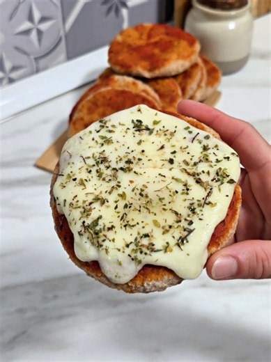 ​4 RECETAS INTEGRALES EN 1 DÍA CON MI COOKING CHEF🔥 ​Se pueden hacer las 4 comidas del día en versión saludable y con UN SOLO robot de cocina? Desafío superado! @kenwood_es 💪✨ ​🍞 DESAYUNO: Pan de Molde Integral de Semillas 🛒​Ingredientes: *​500 g de harina integral *​300 ml de leche (o agua) *​15 g de levadura fresca *​2 cdas. de miel *​10 g de sal *​40 cc de aceite *​Mix de semillas (para la superficie) ​🌡️ Leudado: Programa de leudado a 30°C (hasta duplicar). ​⏱️ Horneado: Horno 180°/200°