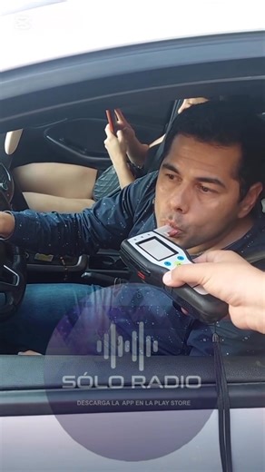 😂🚔 INSÓLITO EN CONTROL DE ALCOHOLEMIA El conductor debía soplar 10 segundos… 👉 soplaba 3, frenaba, miraba a la policía… 👉 volvía a soplar 3 más… y así sucesivamente 🤦‍♂️💨 ¿Estrategia? ¿Cardio selectivo? 😅 Iba acompañado de una “señorita” 👀… no apto para soplar, pero sí para mirar. 📢 La pipeta no negocia, maestro. 🍷🚫 #soloradiojuntoalagente #virales2025 #SantiagoDelEsteroCapital #ciudadelabanda | Solo Radio.sgo