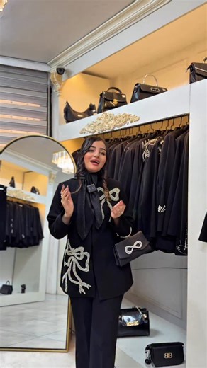 ‎⚜️مزون فاطمه صادقیان ⚜️ /مانتو عبا مجلسی جواهردوزی‎ on Instagram‎: "تو کدوم فامیلی؟ کپشن بگو 👀😌 خواهرزنی یا خواهرشوهر!؟😂❤️ ✅قیمت کت اول ۲۷۰۰💸 ✅قیمت کت دوم۲۷۰۰💸 ✅قیمت کت سوم ۲۱۰۰💸 ✅قیمت کت چهارم ۲۵۰۰💸 #کت #مشهد #مزون_فاطمه_صادقیان #مزون #مانتوکتی"‎