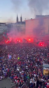 Tausende FCB-Fans feiern mit der Mannschaft den Meistertitel. #fcbasel #basel #fcb #barfi #schweizermeister #champions | blue Sport
