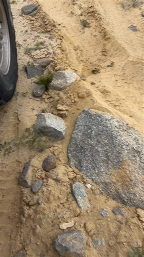 Laura Spencer on Instagram: "Rear Detroit is doing its job. Traction control is… trying. And the ARB front locker is still sitting in the box. 👀 Install time! . . . #LandRover #Discovery2 #ARB #DetroitLocker #OffRoad"