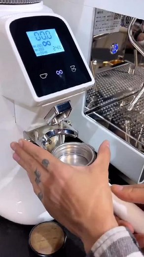 A video for beginners to learn, follow along, swing left and right, raise your hand to stop#latteart #coffee #coffeetime #latte #coffeemaker #fyp