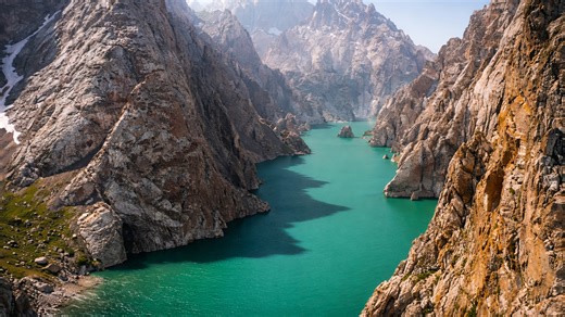 A hidden lake between giants