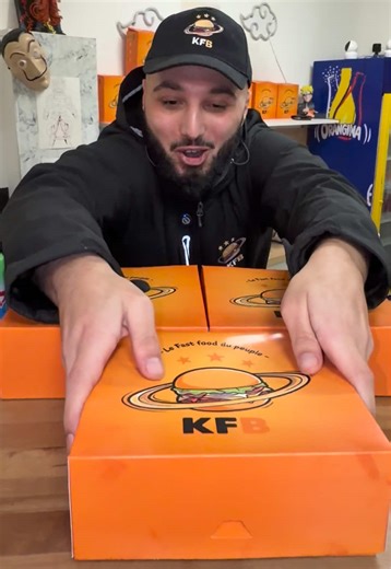 🚨 UNIQUEMENT SUR TOURCOING 🚨 🚨 FORMULE BRAQUAGE 🚨 Ici on ne mange pas… on braque la faim 💥 Un sandwich bien chargé avec sauce au choix, crudités comme tu veux, et surtout la viande qui fait la diff : 👉 Poulet mariné au boursin fondant à souhait 👉 ou Bœuf savoureux bien juteux 🥩 Comme si ça ne suffisait pas… ➕ 3 wings caramélisés qui collent aux doigts 😈 ➕ Une frite bien dorée nappée de la sauce maison qui fait perdre la raison oignons frits 🤯 ➕ La boisson pas comme chez la concurrence 