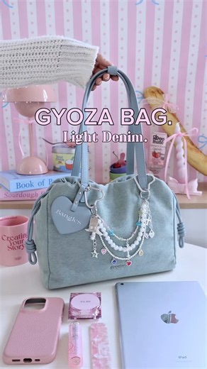 กระเป๋า BAG & Friendships 🤎✨💗 on Instagram: "🥠🍙🤎 เกี๊ยวซ่าที่ทุกคนรอคอย New ver. ที่สวยและคุณภาพดีกว่าเดิมมากๆ มาพร้อมกับสายผูกปมที่กำลังมาแรง ขนาด 12.5 นิ้ว ใส่ IPADได้#Gyoza8angles ✨🍒🎧: โทนสีเยอะมากรับลองหลงเลิ้บบบบ . * มีสายยาว Support ไหล่ * เพิ่มซับในให้หนานุ่มฟู * ปรับสายได้มีที่ล็อคสาย * size: 30*22 cm * Material PU/Suede/Denim . 🤎🥠 เจอกัน 15 สคนี้ รอบเที่ยงและ2ทุ่มตรง ทาง Shopee/ Tiktok มีCode/คูปองลดเพิ่มเหลือ 3xx ปกติ 599.- บาท ไปกดแจ้งเตือนรอ!!! @8anglesshop . 🤎🥠🍙 Commentป