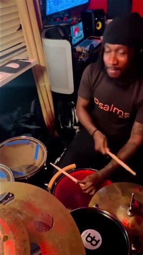 This drummer is in the reggae spirit!
