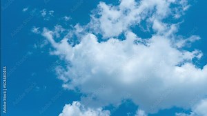 Nuages blanc en mouvement sur ciel bleu, Timelapse