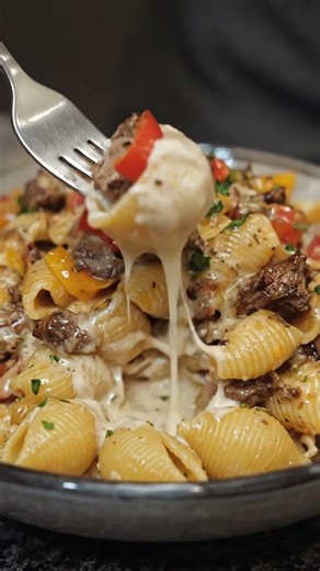 🥩🫑 Creamy Steak Shells Pasta with Bell Pepper Alfredo 🍝✨