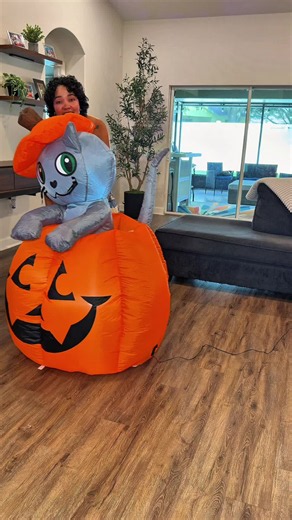 Este gato inflable de Halloween es perfecto para decorar la entrada de tu casa y darle ese toque divertido y spooky a tu decoración de Halloween 👻🧡 ¡Miren qué lindo queda inflado! #inflabledehalloween #GatoInflable #decoraciondehalloween #halloween #halloweendecor