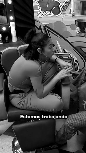 ¡No es por ti, es por el trabajo! Tras el mensaje que JD le envió a La casa de los famosos Colombia, 🏠 Karola se dio cuenta de que su relación con Eidevin podría estar apagándola y decidió terminarla 😰😔💔.¿Estás de acuerdo con esta decisión?#lacasadelosfamososcol3