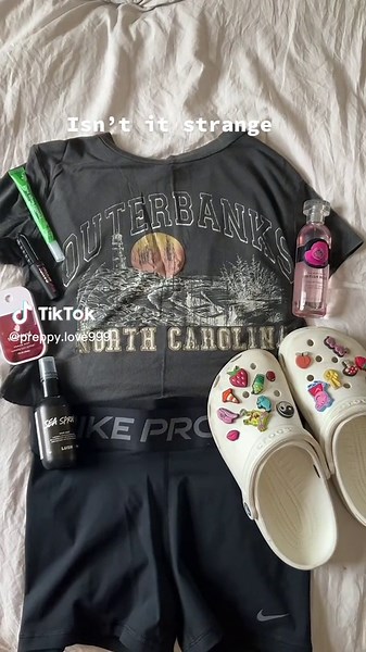 Honestly preppy would be here if 2019 VSCO girl didn’t exist but that doesn’t mean it’s not ugly -🪬🍍🏄🏻‍♀️⭐️🛍🌺🛼👙🐬- love you