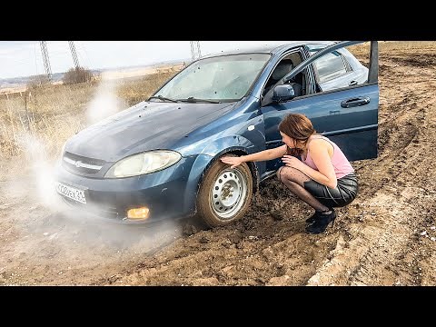 CAR STUCK || Trouble on a dirt road. The wheels are spinning. High heels sink in mud