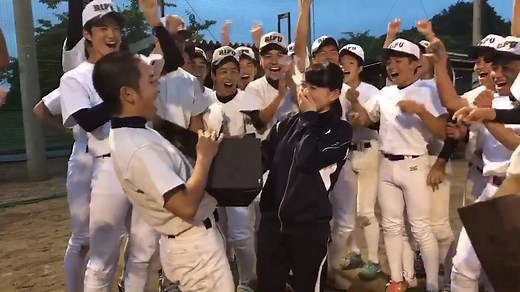 3年生のみんなからサプライズでオーダーメイドのグラブを貰いましたそのグラブで引退試合の始球式をさせてもらいました!みんなありがとう!!#野球部#マネージャー#サプライズ#ありがとう