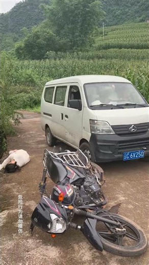 Riding a motorcycle and getting heatstroke, it's really heartbreaking for them.#RoadRescue #Kindness