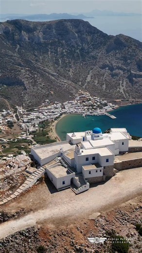 Ⓖ Ⓔ Ⓞ Ⓡ Ⓖ Ⓔ Ⓟ Ⓔ Ⓣ Ⓐ Ⓚ Ⓞ Ⓢ | Σίφνος. Λευκά σοκάκια, γαλάζιο που δεν τελειώνει και ηρεμία που τη νιώθεις πριν καν την περιγράψεις. Κάθε γωνιά και ένα καρτ-ποστάλ. | Instagram