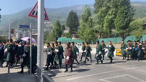 Students make their way to greet Their Majesties, King Maha Vajiralongkorn and Queen Suthida of Thailand. 🇹🇭 🇧🇹 | The Bhutanese