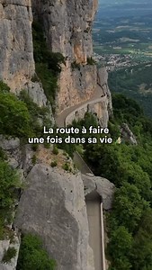 📍 Combe Laval - Saint-Jean-en-Royans, Vercors Combe Laval est l’une des routes les plus impressionnantes du massif du Vercors. Creusée directement dans la falaise, elle longe une corniche étroite, surplombe un vide immense et enchaîne tunnels ouverts et passages taillés dans la roche. La vue change constamment : falaises, cirques naturels, forêts profondes et panoramas spectaculaires. C’est une route qui surprend, même quand on pense avoir déjà tout vu. Un trajet court, mais qui marque réelleme