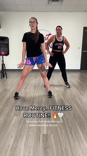Have Mercyyyy.. DANCE FITNESS STYLE!! 🔥🖤 *full routine in this weeks 45min workout online, description on our page here to sign up* #beatboxingfitness #dancefitness #weightloss #cardio #athomeworkouts #workout