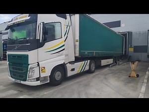 mise à quai d'une semi remorque
