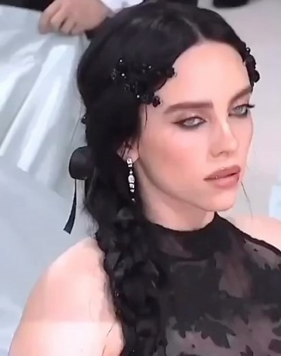 BILLIE EILISH on Instagram: "🤓"