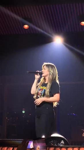 🌟🎤 Kelly Clarkson singing “Breakaway” in Vegas — PURE MAGIC! ✨ #KellyClarkson #Breakaway #LiveInVegas #VocalQueen | Pure Country Soul
