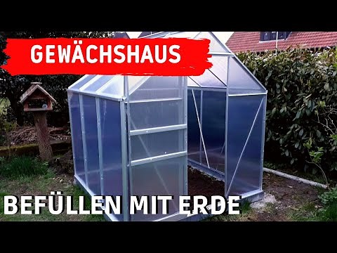 Neues Gewächshaus befüllen mit Erde