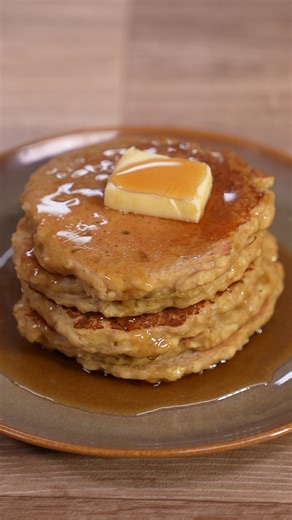 Le goûter super facile pour les après-midi d'hiver ! 😋🍎 La recette 👇 Ingrédients : 2 oeufs 80g de sucre blanc 1 sachet de sucre vanillé 1 càc de canelle 230g de farine 40g de farine de sarrasin 300ml de lait entier 5 pommes (style golden) Sirop d’érable pour la présentation Beurre demi-sel pour la cuisson et la présentation Recette : Râper les pommes dans un saladier. Ajouter les œufs et mélanger. Ajouter tous les ingrédients secs. Finir avec le lait et mélanger jusqu’à avoir un appareil homo